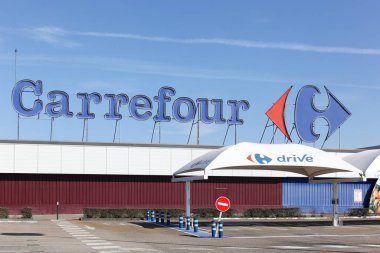 Creches, Fransa - 15 Mart 2020 Carrefour hipermarket ve sürüş. Carrefour Fransa merkezli çok uluslu bir perakendecidir ve dünyanın en büyük hipermarket zincirlerinden biridir.