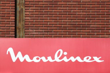 Tournus, Fransa - 5 Temmuz 2020: bir duvarda Moulinex işareti. Moulinex, SEB şirketine ait küçük ev aletleri markası.
