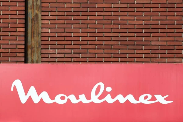 图努斯 2020年7月5日 穆里尼奥在墙上的签名 Moulinex是法国品牌的小型家用电器 目前属于Seb公司 — 图库照片