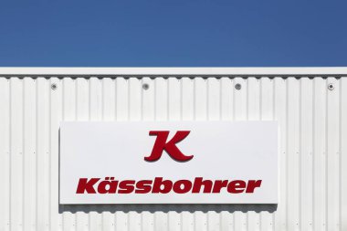 Arnas, Fransa - 17 Mayıs 2020: Duvardaki Kassbohrer logosu. Kassbohrer Ulm 'da bir Alman araç üreticisi idi.