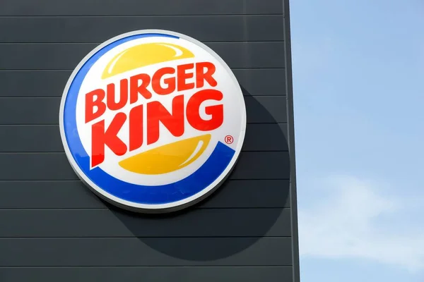 Saint Priest Франція Травня 2020 Logo Burger King Будівлі Burger — стокове фото