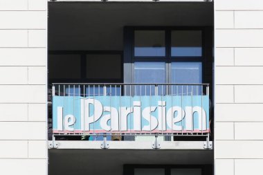 Odense, Danimarka - 9 Nisan 2017: Le Parisien reklamı. Le Parisien, uluslararası ve ulusal haberleri kapsayan Fransız günlük gazetesi.