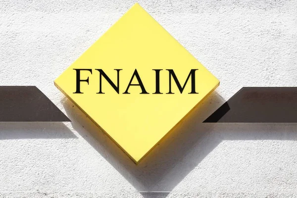 ロアン フランス 2020年5月31日 壁にFnaimのロゴ Fnaimは 不動産の分野で働くフランスの専門家組合の連合です — ストック写真