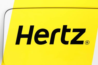 Villefranche sur Saone, Fransa 17 Mayıs 2020 Hertz logosu. Hertz, dünya çapında 145 ülkede uluslararası konumları olan bir araba kiralama şirketi.