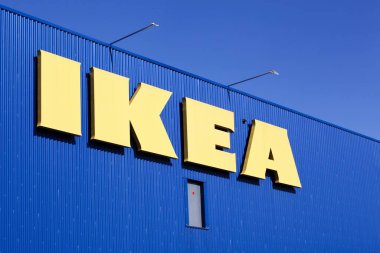 Saint Etienne, Fransa - 21 Haziran 2020: IKEA Fransa 'da bir mağaza. IKEA mobilya tasarımı yapan, monte etmeye hazır mobilya satan çok uluslu bir şirket grubudur. IKEA, 46 ülkede 353 mağaza işletiyor.