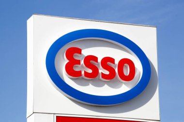 Villefranche, Fransa - 8 Mart 2020: Bir panelde Esso logosu. Esso ExxonMobil 'in uluslararası bir ticari adıdır. Exxon Mobil, çok uluslu bir petrol ve gaz şirketi.