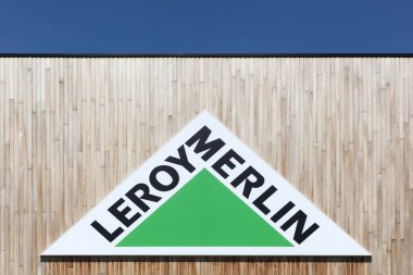 Saint Egreve, Fransa - 25 Haziran 2017: duvardaki Leroy Merlin logosu. Leroy Merlin, birçok ülkeye hizmet eden Fransız bir ev geliştirme ve bahçe perakendecisi.