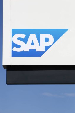 Aarhus, Danimarka - 7 Ağustos 2018: duvardaki SAP logosu. SAP, ticari faaliyetler ve müşteri ilişkileri yönetmek için kuruluş yazılımı üreten bir Avrupa çokuluslu yazılım şirketidir.