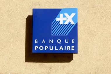 Belleville, Fransa - 23 Ağustos 2020: Banque Populaire tabelası. Banque Populaire, Fransız ortak bankalar grubudur.
