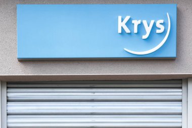 Belleville, Fransa - 23 Ağustos 2020: duvardaki Krys logosu. Krys bir Fransız kooperatif markasıdır.