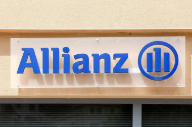 Tarare, Fransa - 27 Haziran 2020: duvardaki Allianz tabelası. Allianz, Almanya 'nın Münih şehrinde bulunan bir finans şirketidir.