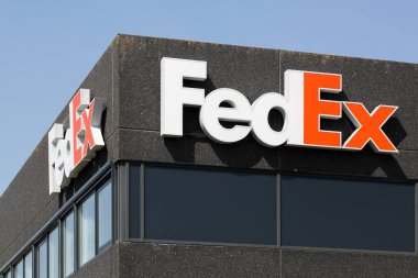 Kolding, Danimarka - 16 Ağustos 2020: FedEx tabelası. FedEx Corporation, merkezi Memphis, Tennessee 'de bulunan bir küresel kurye teslimat şirketidir.