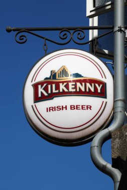  Odense, Danimarka - 13 Ağustos 2020: tabela üzerindeki Kilkenny bira logosu. Kilkenny, İrlanda 'nın Kilkenny şehrinde üretilen bir Guinness birasıdır.