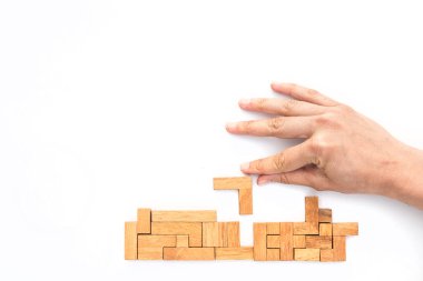 Üst görünümde geometrik şekiller, yaratıcı ve mantıklı düşünme konsepti.