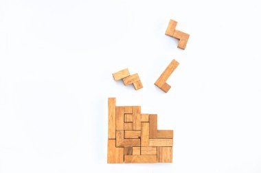 Üst görünümde geometrik şekiller, yaratıcı ve mantıklı düşünme konsepti.