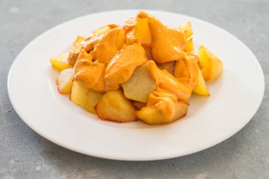 Patates bravas geleneksel İspanyol patatesleri aperatif tapas