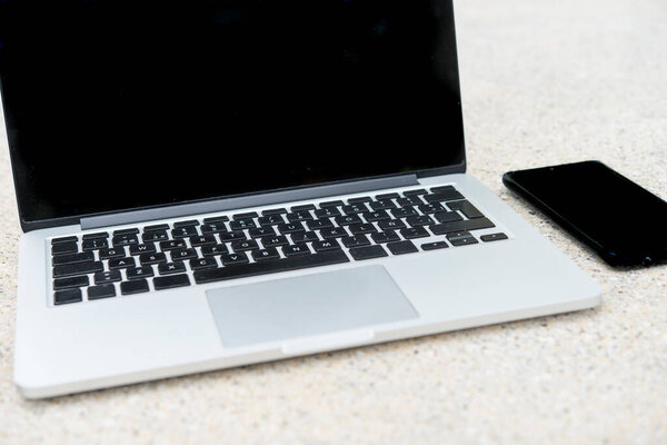 мятая бумага, ноутбук, компьютер и карандаш