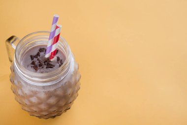 Fluor renk arka planında çikolatalı smoothie