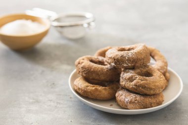 Ev yapımı çörekler. Taş zemine yapıştırılmış şeker.