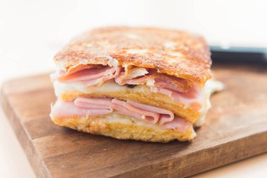 Sandviç monte cristo ön görünümü kapatın