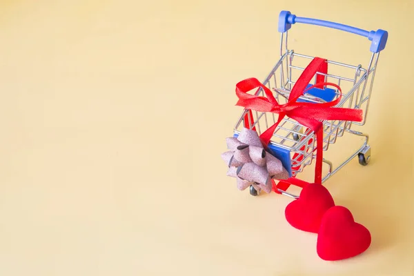 Sevgililer Günü Konsepti Olan Alışveriş Arabası — Stok fotoğraf