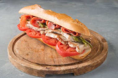 Endülüs 'te tipik bir sandviç. Jambon, biber ve ızgara domuz filetosu.