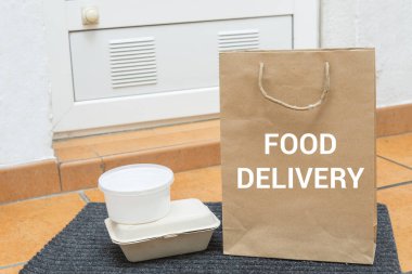 Eve teslimat servisi, evin kapısında duran kutular.
