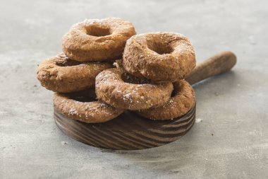 Ev yapımı çörekler. Taş zemine yapıştırılmış şeker.