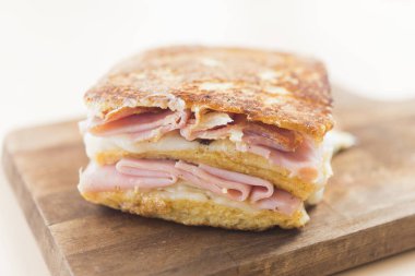 Sandviç monte cristo ahududu yakın plan