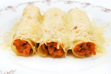 Tabakta et dolu makarna. İtalyan cannelloni, İspanyol canelonları.