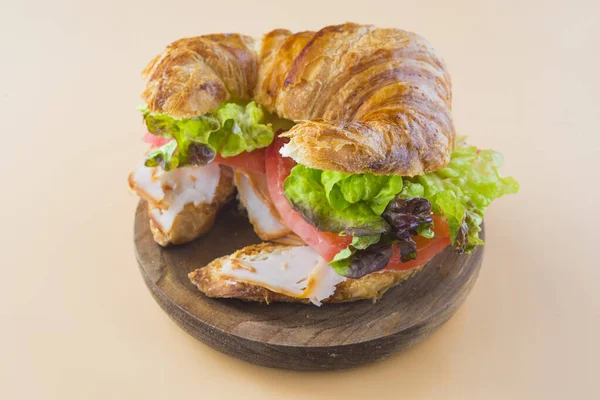 レタス トマト スモークターキーのクロワッサンのサンドイッチ — ストック写真