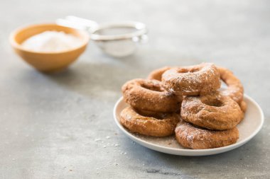 Ev yapımı çörekler. Taş zemine yapıştırılmış şeker.