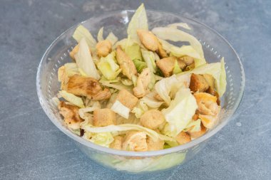 Sezar salatası, tost, marul ve ızgara tavuk göğsü.