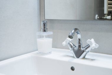 Banyo lavabosu ayna ve sabunla