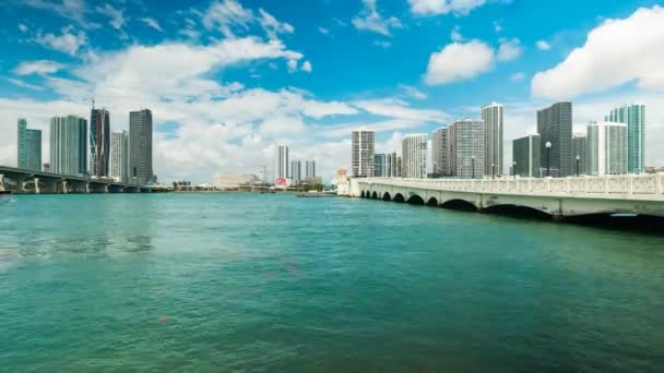 从威尼斯堤坎湾俯瞰迈阿密市中心的时间流逝视频 — 图库视频影像