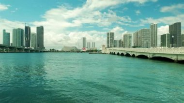 Yüksek tanımlı video Biscayne Körfezi boyunca Venedik Causeway her bakıldığında şehir Miami Skyline.