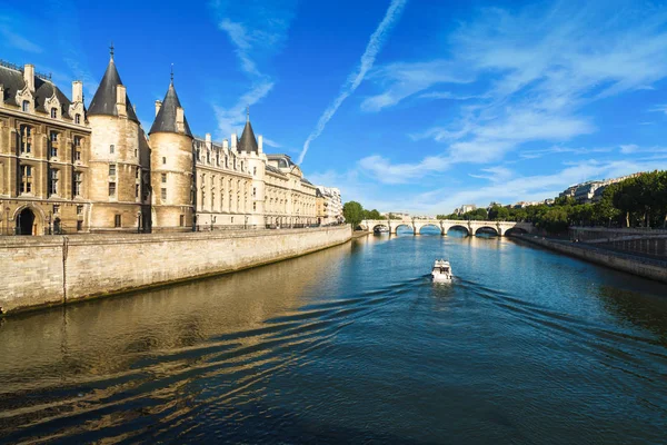 Στον Ιστορικό Ποταμό Σηκουάνα Στο Παρίσι Γαλλία Ένα Καράβι Πλεύσης — Φωτογραφία Αρχείου