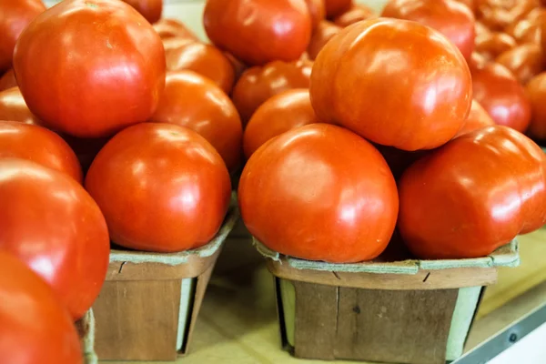 Nahaufnahme Von Körben Mit Reifen Fleischtomaten — Stockfoto