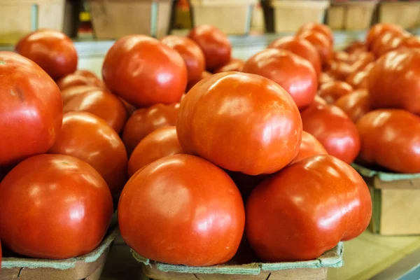 Vista Cerca Las Cestas Tomates Maduros Bistec —  Fotos de Stock