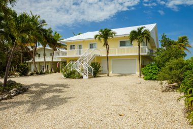 Key Largo, Florida - 30 Mayıs 2018: Tipik waterfront stil tatil ev Miami yakınındaki popüler üst Florida Keys.
