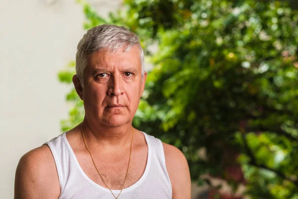 Knappe Middelbare Leeftijd Man Buiten Portret Met Een Groene Achtergrond — Stockfoto