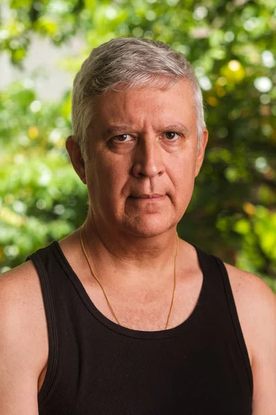 Knappe Middelbare Leeftijd Man Buiten Portret Met Een Groene Achtergrond — Stockfoto