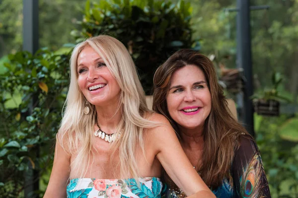 Güzel orta yaş kadın açık portre