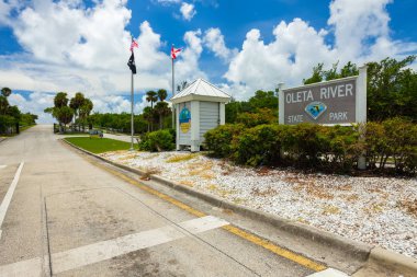 Miami, Florida ABD - 25 Haziran 2018: Giriş için popüler Oleta nehir devlet parkta Kuzey Miami Beach Körfezi yer alan.