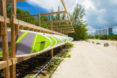 Miami, Florida ABD - 25 Haziran 2018: Doğal görünümünü kürek kurulları Kiralama, popüler Oleta nehir devlet parkta Kuzey Miami Beach Körfezi yer alan için hazır.