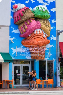 Miami, Florida Amerika Birleşik Devletleri - 26 Haziran 2018: Renkli Azucar dondurma salonu küçük Havana'da tarihi sekiz sokak alanında popüler bir turistik yer.