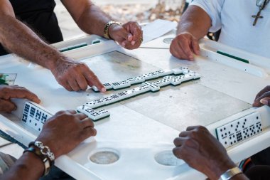 Domino oyunu popüler küçük Havana'da tarihi Domino parkta oynarken bireylerin görünümünü kapat.