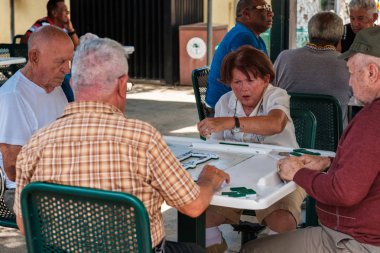 Miami, Florida Amerika Birleşik Devletleri - 26 Haziran 2018: Yaşlı bireylerin domino popüler küçük Havana'da tarihi Domino Park oyun.