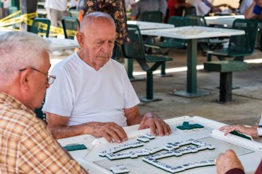 Miami, Florida Amerika Birleşik Devletleri - 26 Haziran 2018: Yaşlı bireylerin domino popüler küçük Havana'da tarihi Domino Park oyun.