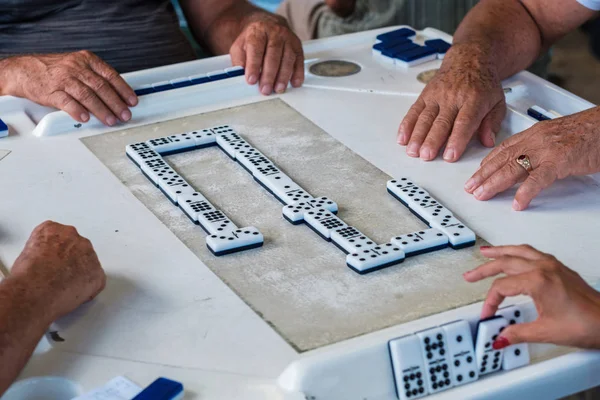 Nahaufnahme Von Personen Beim Domino Spiel Historischen Domino Park Beliebten — Stockfoto